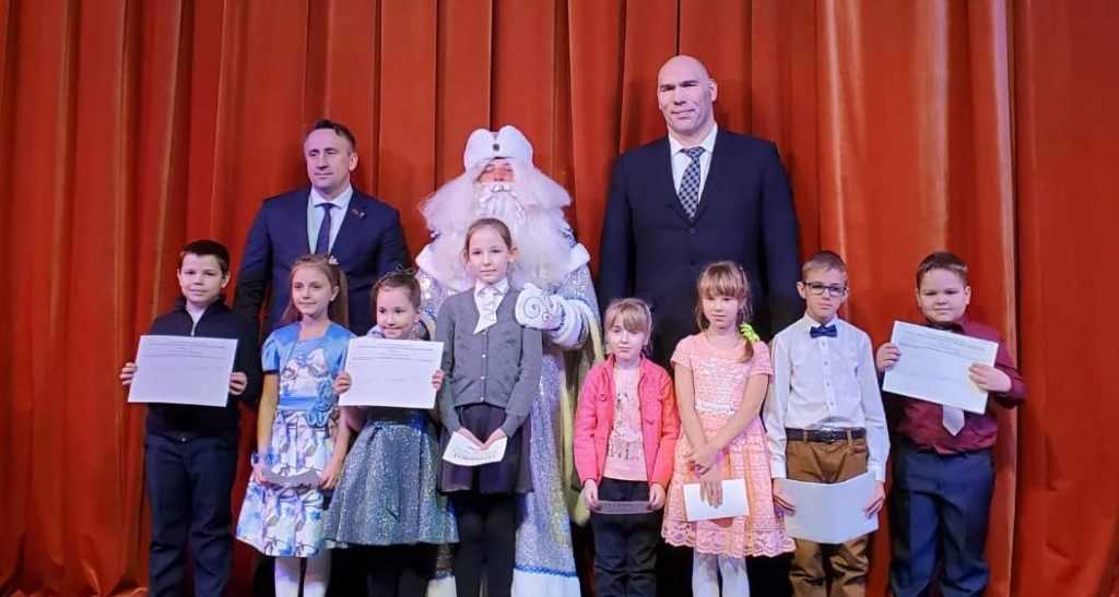 Новогодний праздник для брянских школьников состоялся в Брянском театре кукол