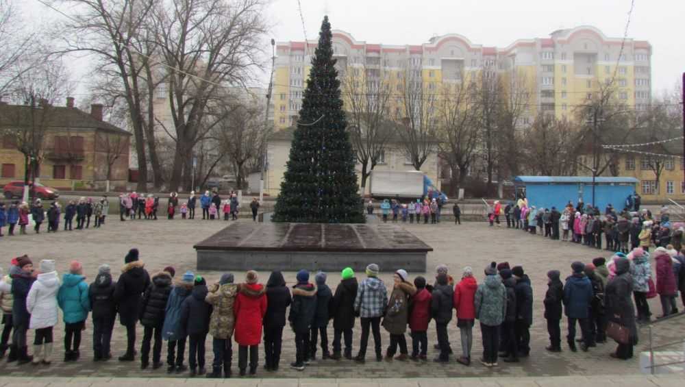 В Брянске первую новогоднюю ёлку открыли возле ДК Горького