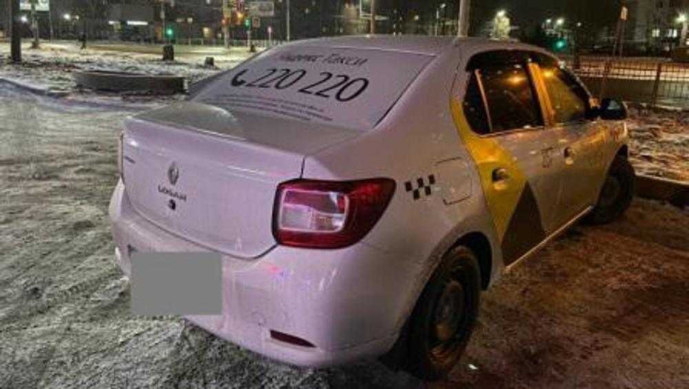 В Брянске во дворе дома водитель такси сбил 28-летнюю женщину