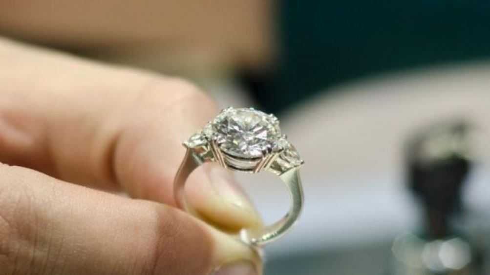 В Новозыбкове у сотрудницы магазина украли кольцо с бриллиантом и нож
