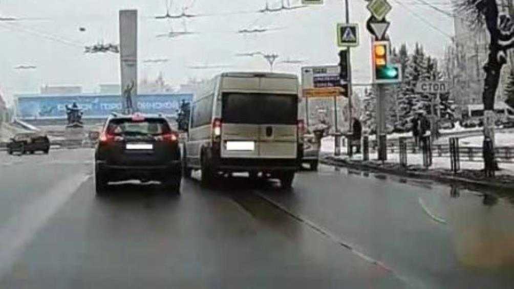Водителя микроавтобуса наказали за проезд на «красный» в центре Брянска