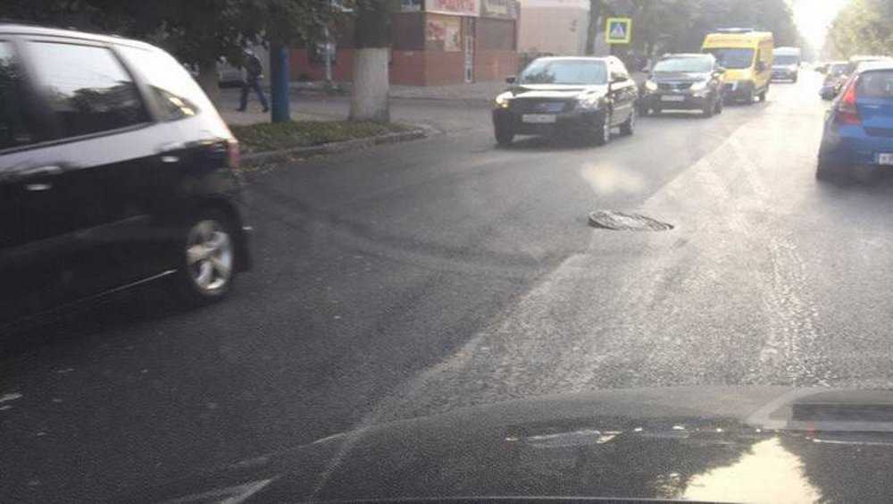 Обилие люков на улице Фокина в Брянске усложнит ремонт дороги