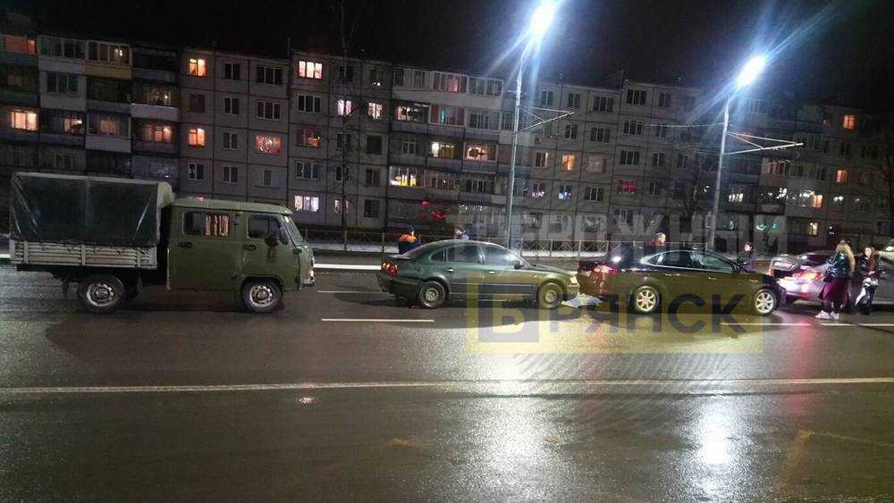 В Брянске на Авиационной улице столкнулись три автомобиля