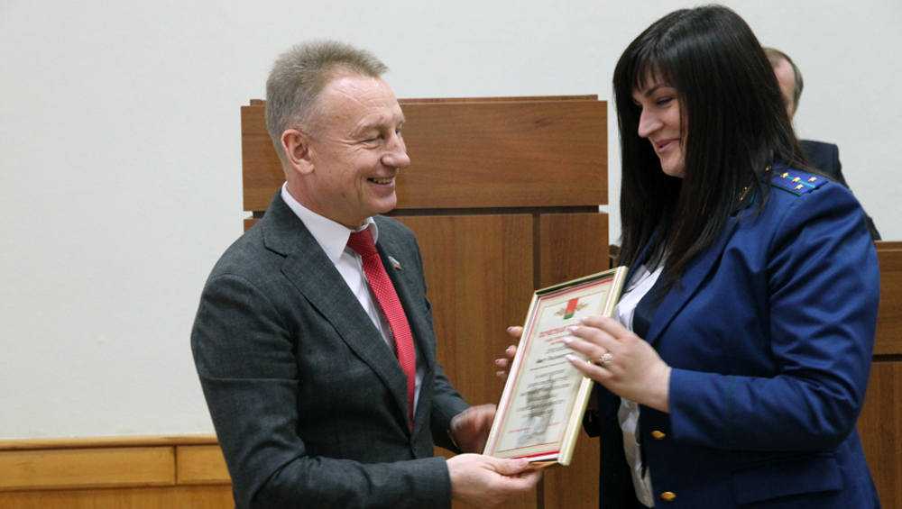 Брянские прокуроры получили награды от города
