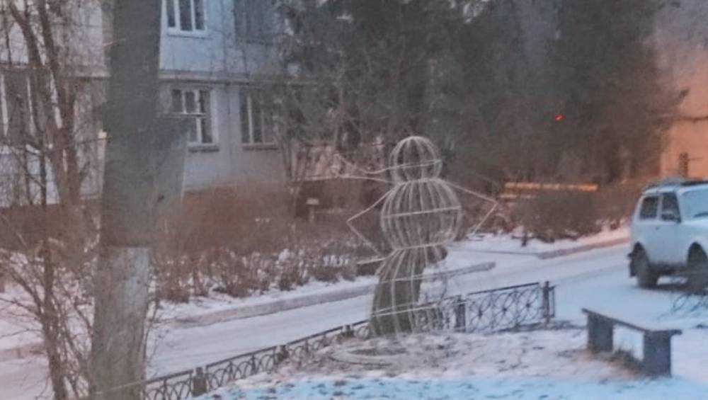 Перед Новым годом в Брянске подростки украли инсталляцию Снеговика