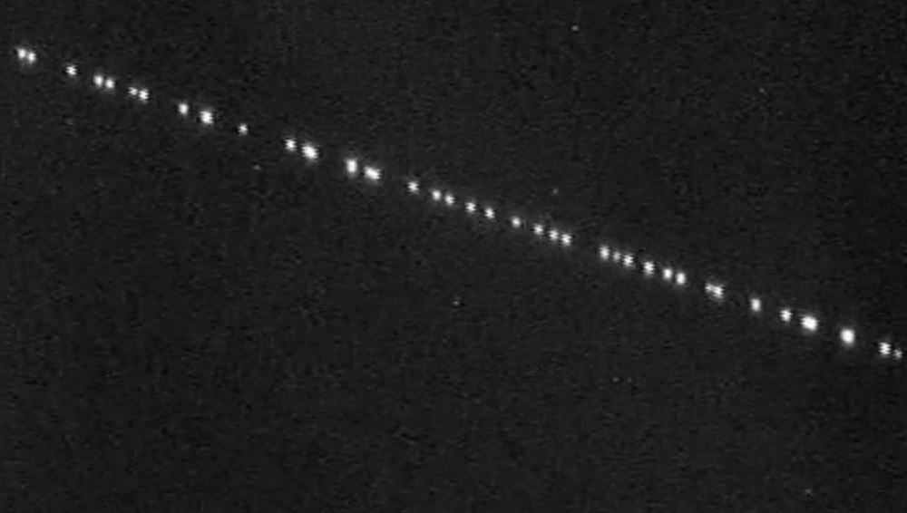 В вечернем небе над Брянском заметили космические объекты