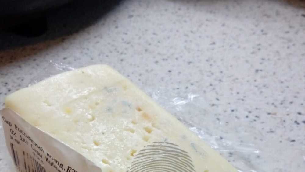 Жительница Брянска купила в магазине сыр с плесенью