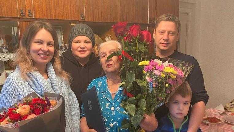 Глава Брянска поздравила с 90-летием старейшего члена партии
