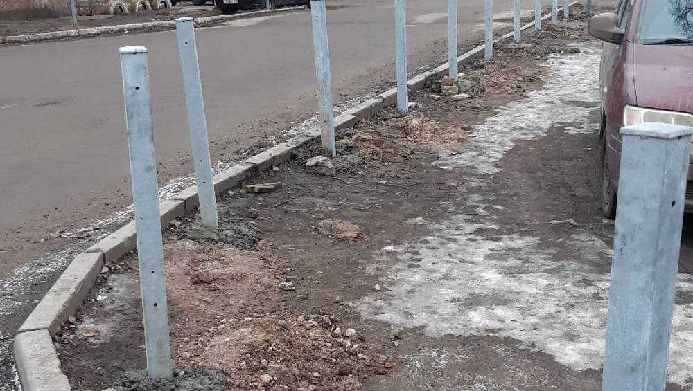 В Брянске возле школы № 53 сняли недавно установленный забор