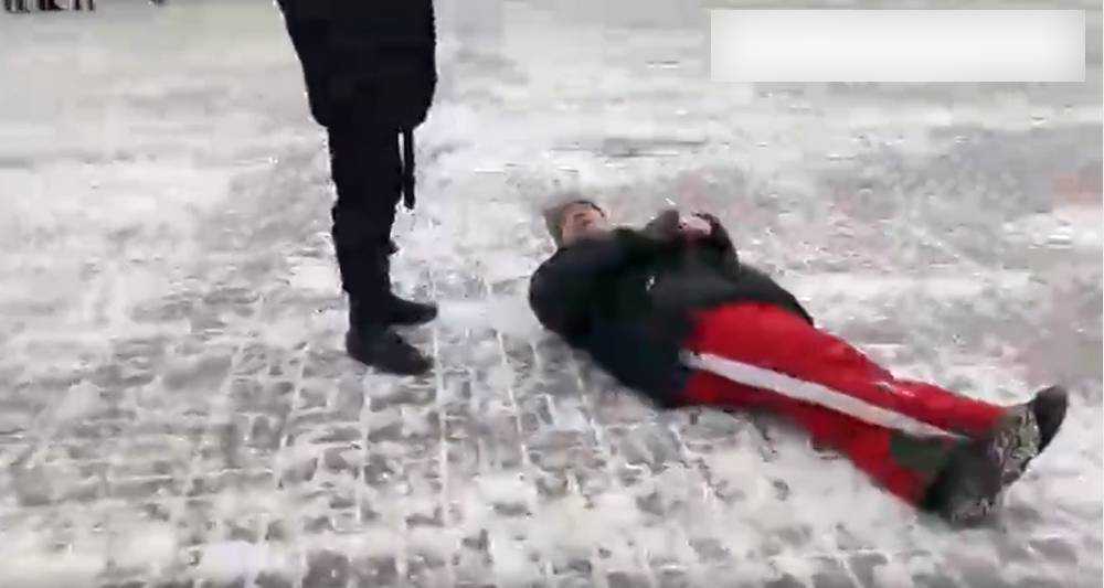 Малюта в красных штанах распластался в Брянске возле Ленина
