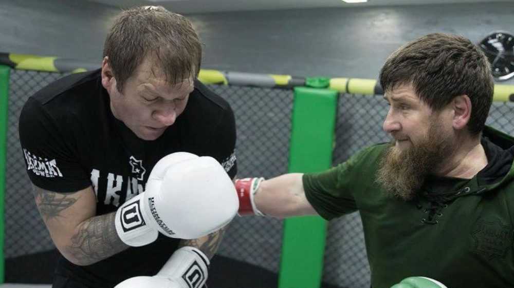 Емельяненко показал на фото, как его «избил» Кадыров