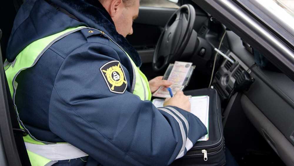В Сураже за попытку дать взятку автоинспектору осудят водителя