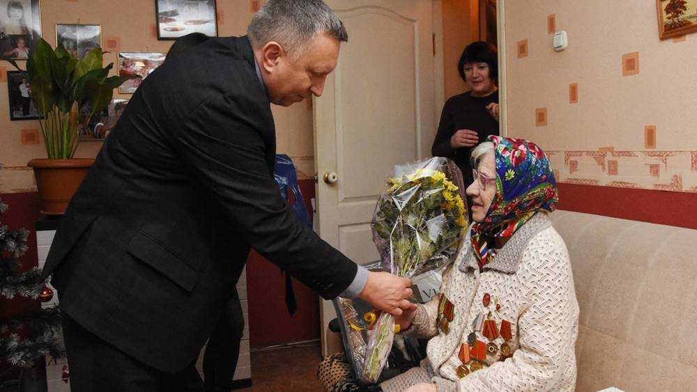 Андрей Сотников поздравил с днём рождения старейшего члена партии «Единая Россия»