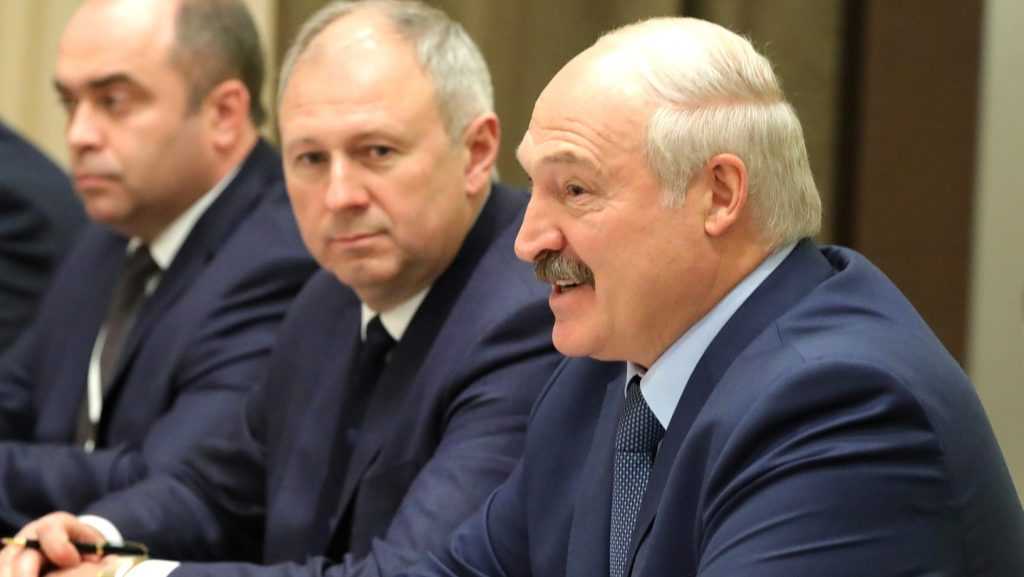 Лукашенко поговорил с Зеленским о выдаче арестованных россиян