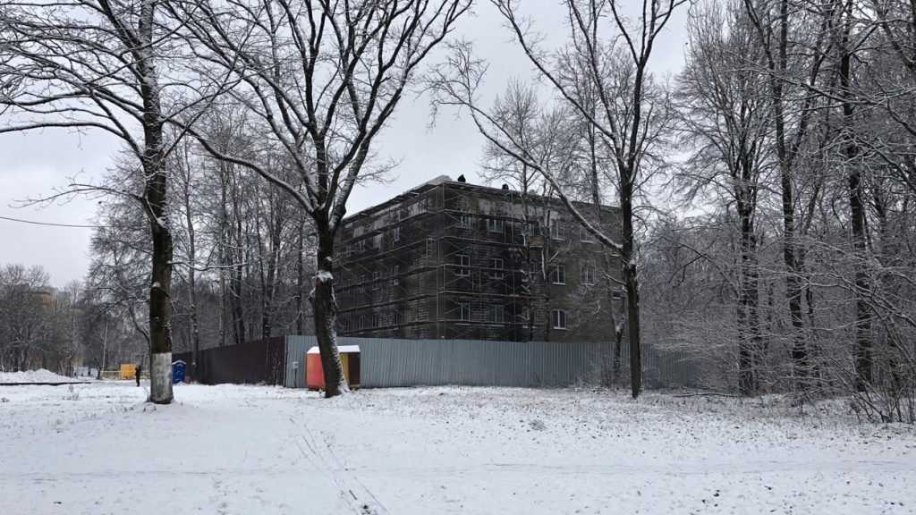 В Брянске разразился скандал с мрачным зданием в парке