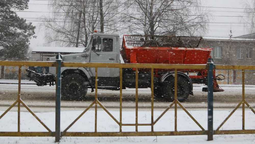 В Брянске на уборку снега вывели 45 единиц техники и 180 человек