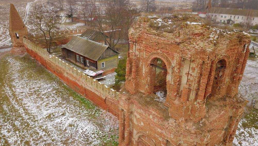 Калужские туристы посетовали на разрушение брянского монастыря