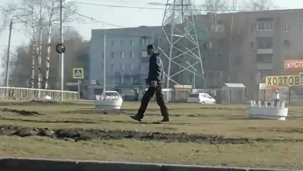 Неадекватный мужчина на выезде в Брянск шокировал горожан