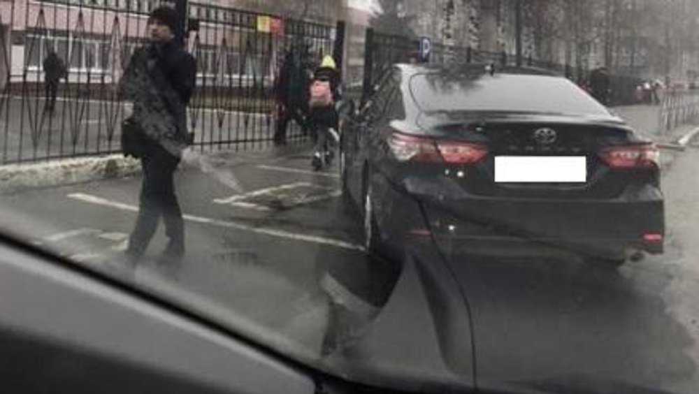 Парковавшийся у гимназии № 7 брянский водитель заплатит 5000 рублей