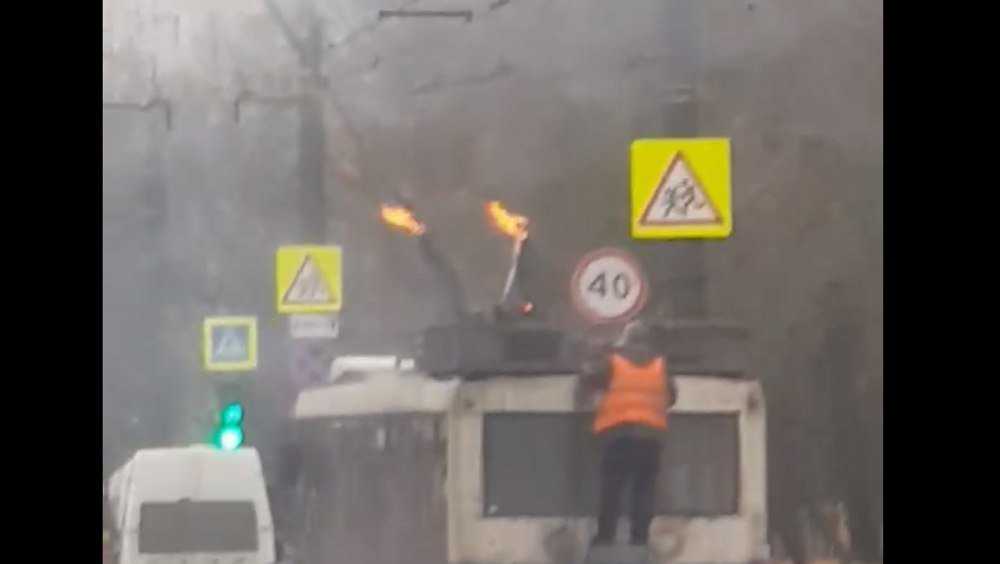 В Брянске на улице Горбатова загорелся троллейбус