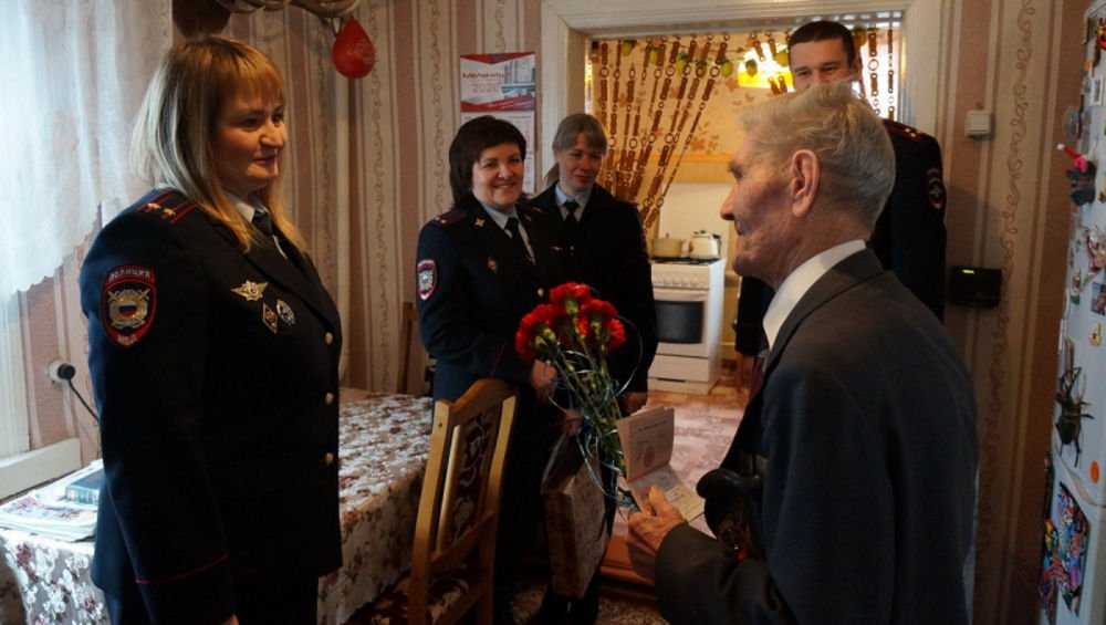 В Суземке 99-летний ветеран получил российский паспорт и принял присягу