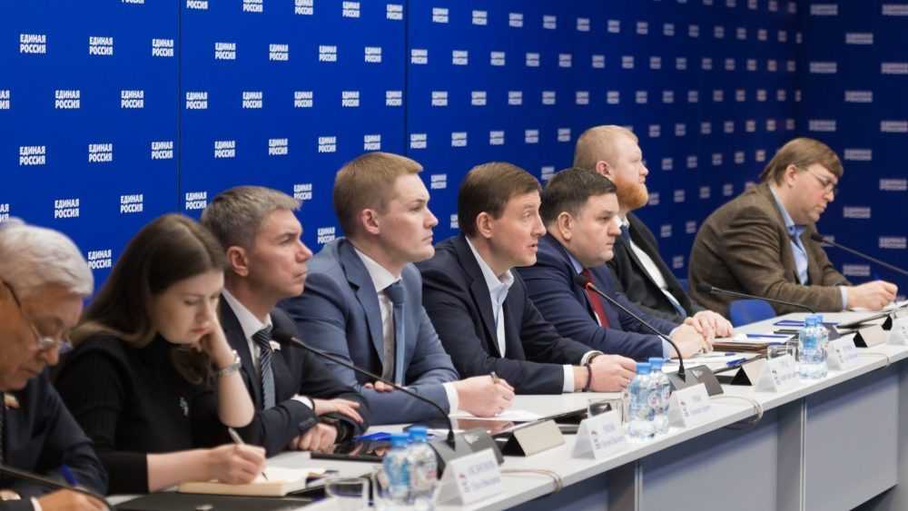 «Единая Россия» подключает партийный ресурс для помощи людям в связи с пандемией коронавируса
