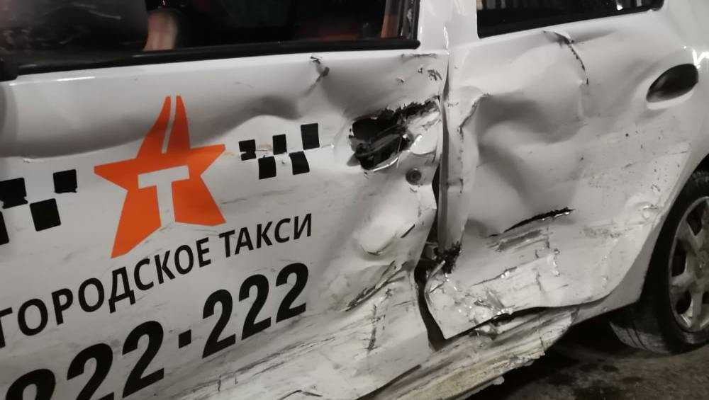 В центре Брянске водитель-нарушитель врезался в такси