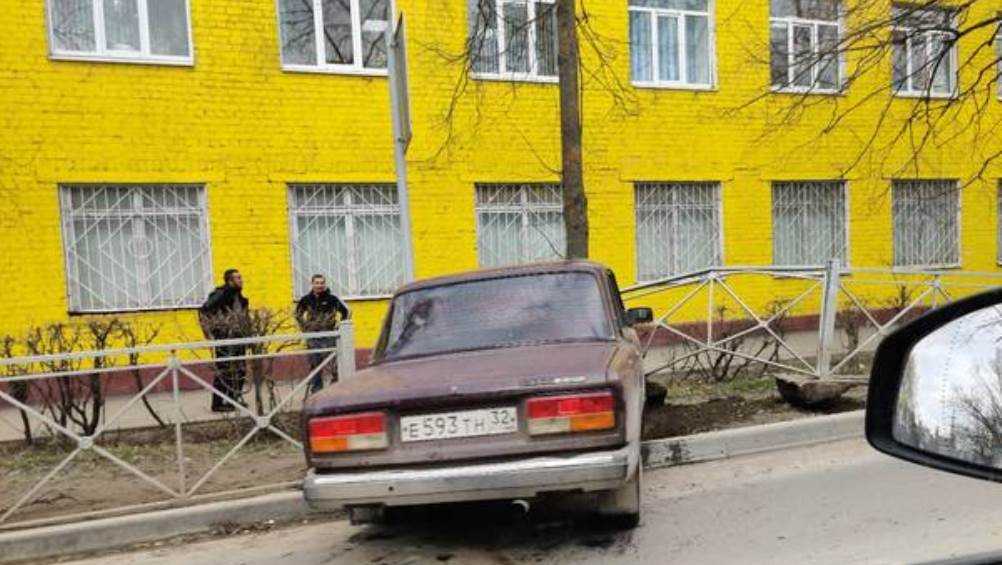 В Брянске легковушка протаранила дорожное ограждение на улице Абашева