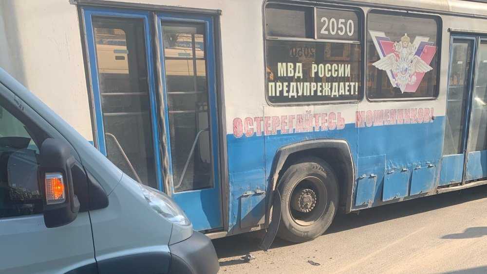 В Брянске возле «БУМ-сити» столкнулись маршрутка и троллейбус