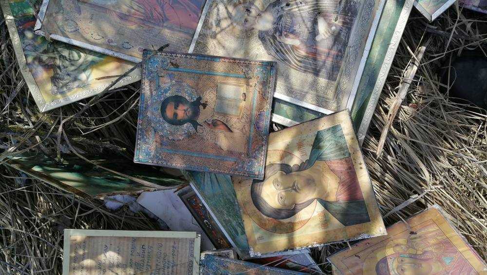 В Трубчевском районе выбросили иконки в мусорную кучу в поле