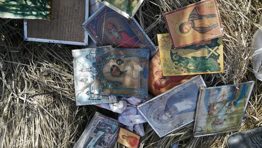 В Трубчевском районе выбросили иконки в мусорную кучу на поле
