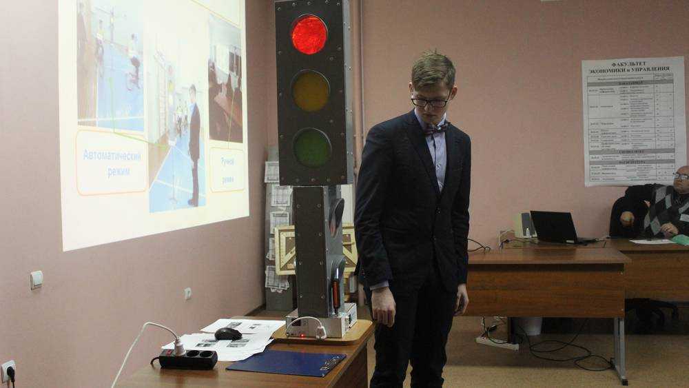 Школьник из брянского поселка Сеща сконструировал учебный светофор