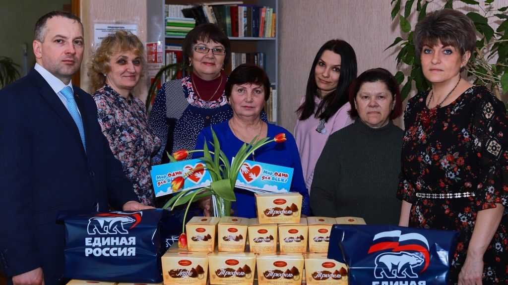 Партийцы в Клинцах поздравили женщин из общественных организаций с 8 Марта