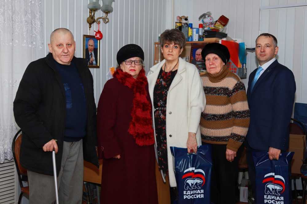 Партийцы в Клинцах поздравили женщин из общественных организаций с 8 Марта