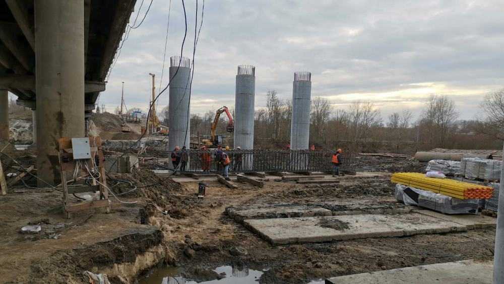 В Брянске установлена треть опор для Литейного моста