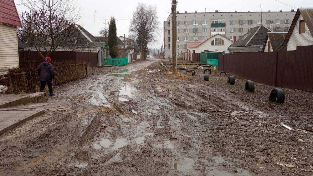 В Дятькове по иронии судьбы в грязи утонула улица Толстого