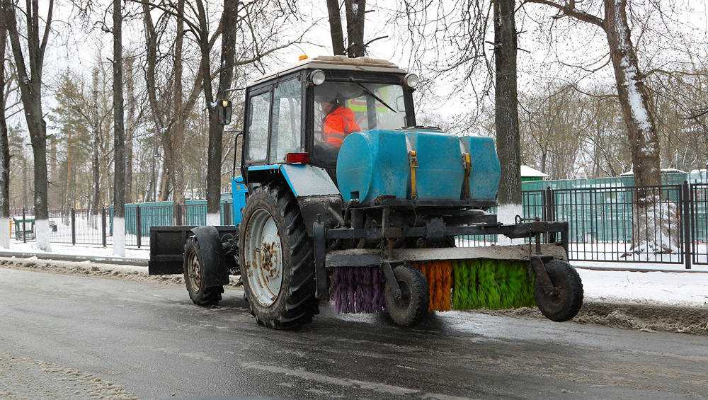 Уборку снега в Брянске из-за режима самоизоляции провели малыми силами