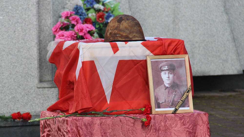 Брянские поисковики передали останки солдата его внучке с Украины