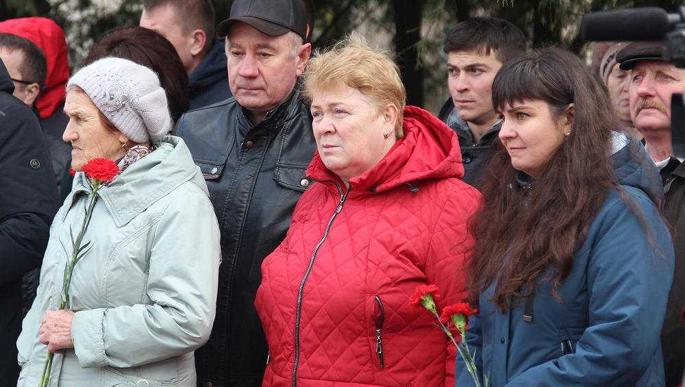 Брянские поисковики передали останки солдата его внучке из Украины
