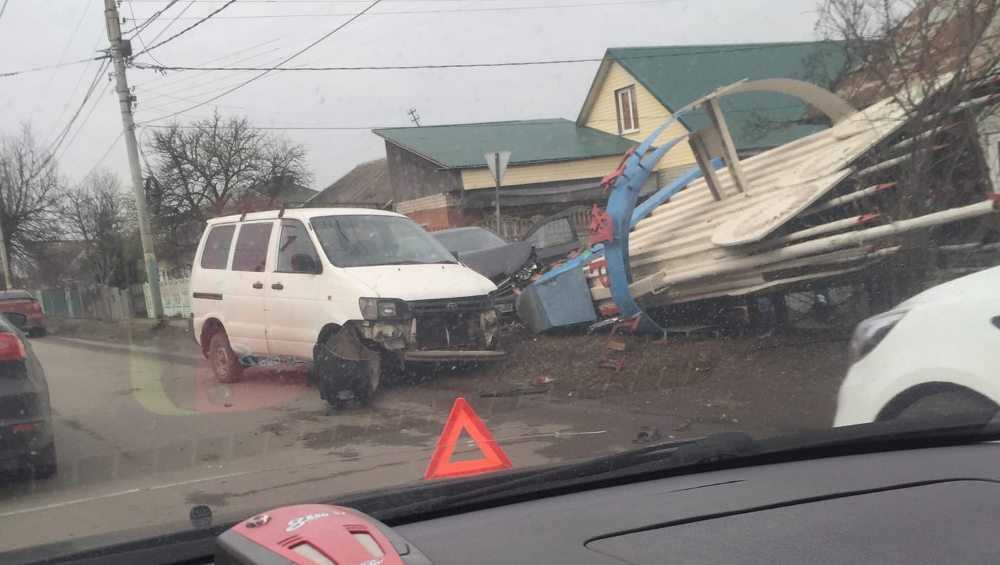 В Брянске в ДТП два автомобиля снесли стелу «Чашин Курган»