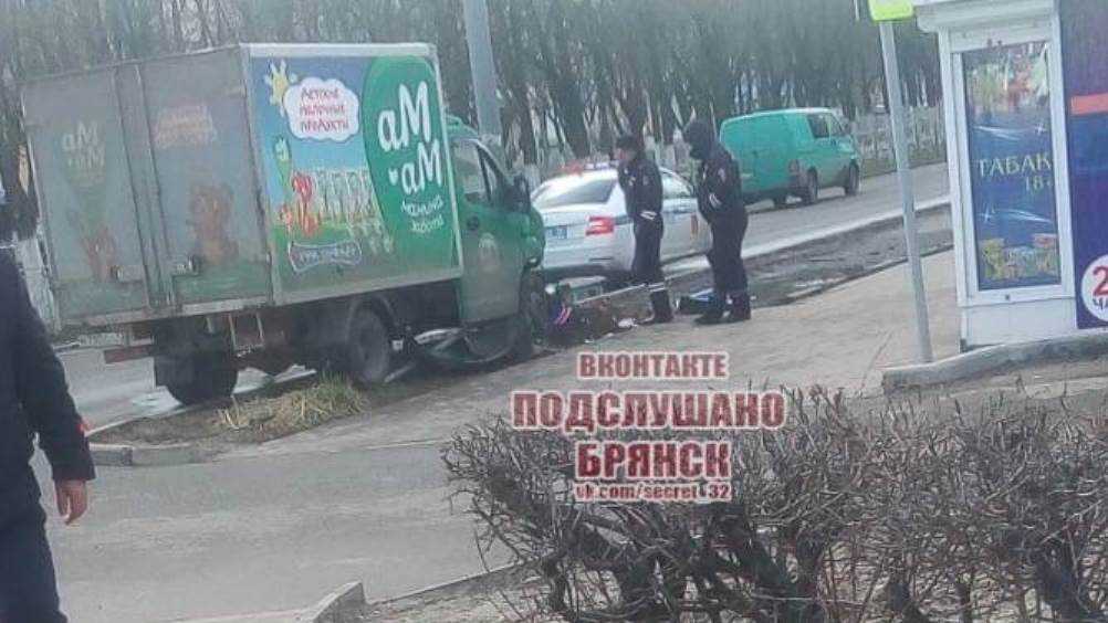В Брянске фургон врезался в столб у ДК Железнодорожников