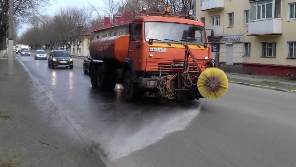 В Брянске начали мыть шампунем дороги и 587 остановок