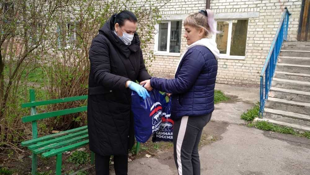 Депутат Госдумы Валентина Миронова передала адресную помощь жителям Брянского района, оказавшимся в непростой ситуации 