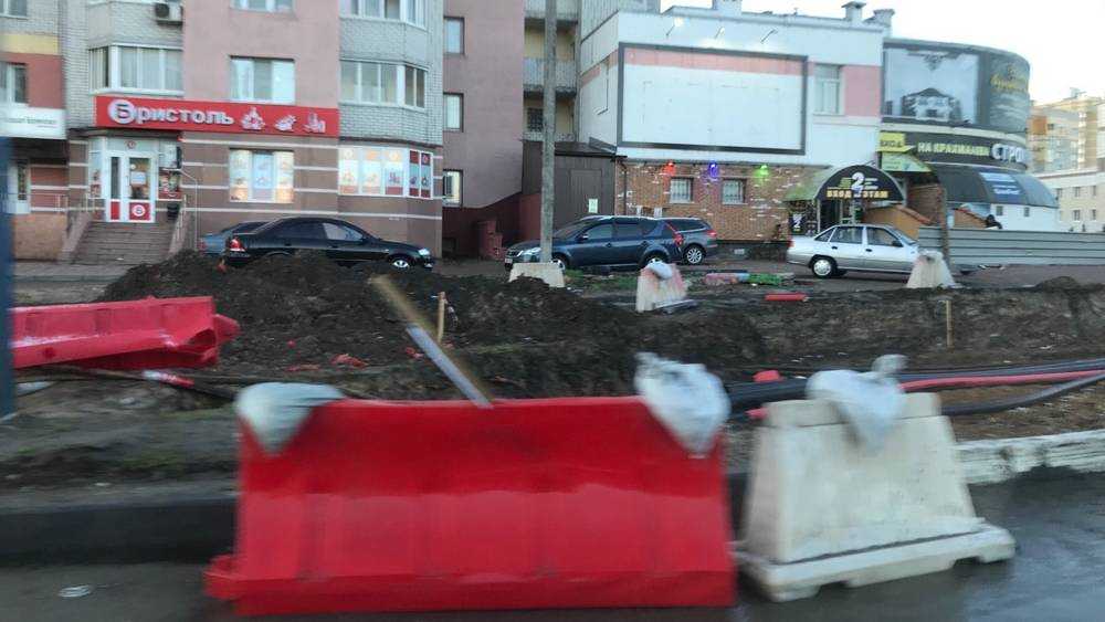 В Брянске возле УГИБДД развернулась большая стройка