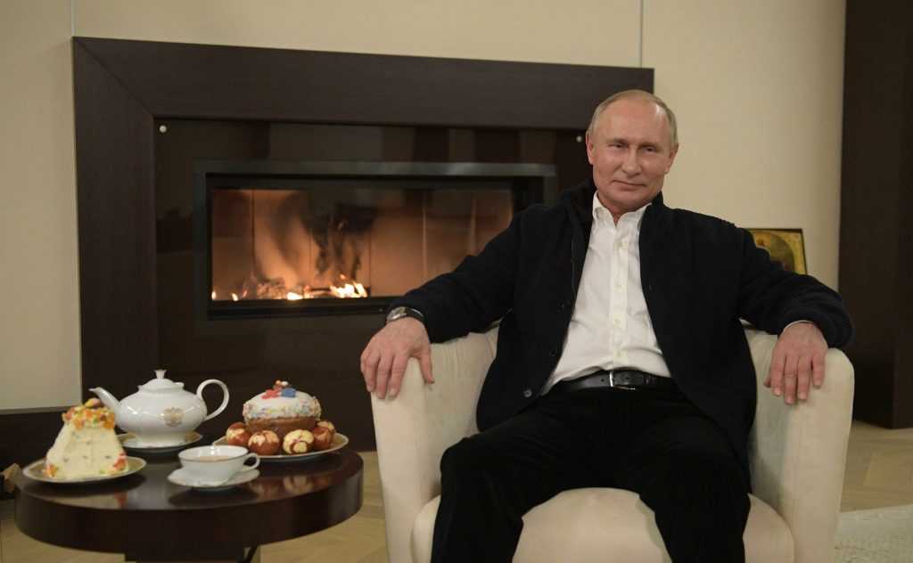 «Всё будет хорошо с Божьей помощью»: Путин поздравил россиян с Пасхой