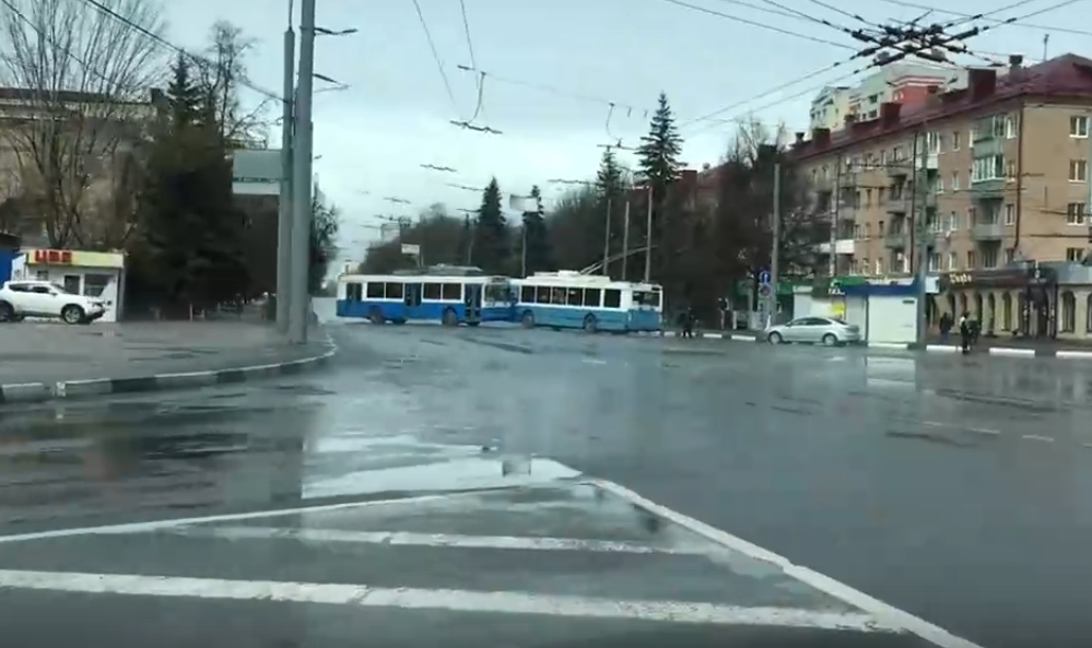 В Брянске для безопасности троллейбусами перекрыли дорогу к кладбищу