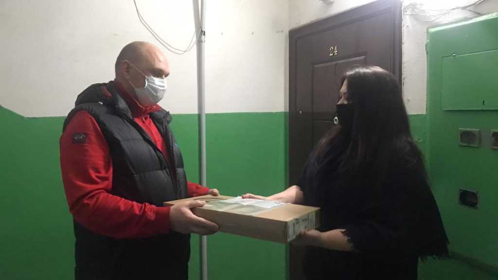 Депутат облдумы вручил ноутбук многодетной семье из Клинцов