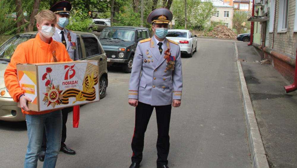 Вдове ветерана начальник УМВД Брянской области вручил ключи от автомобиля