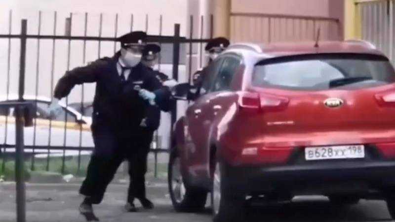 В Дятькове сняли видео погони полицейских за мужчиной без маски