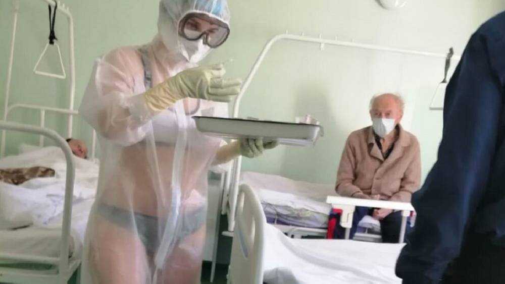 Медсестру наказали за прозрачный защитный костюм